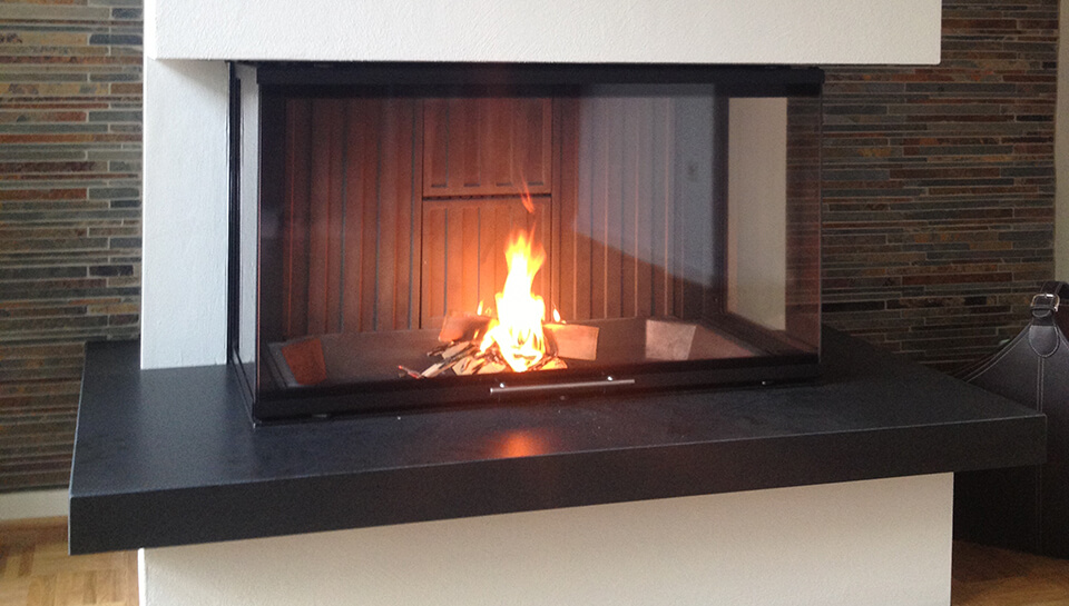 Moderner Kamin für Wohnzimmer: Mera Haustechnik